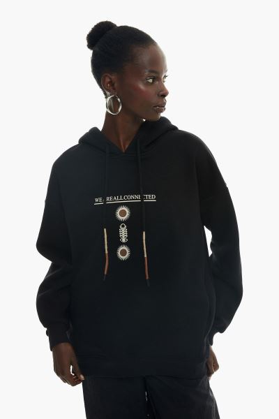 Siyah Sırtı Baskı Detaylı Kapüşonlu Sweatshirt
